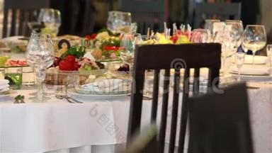 宴会桌上有装饰，服务员打开一瓶葡萄酒，在餐馆的宴会，餐厅的内部